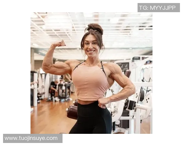 各大足球球星展现肌肉魅力 女神们纷纷为其倾心的背后故事