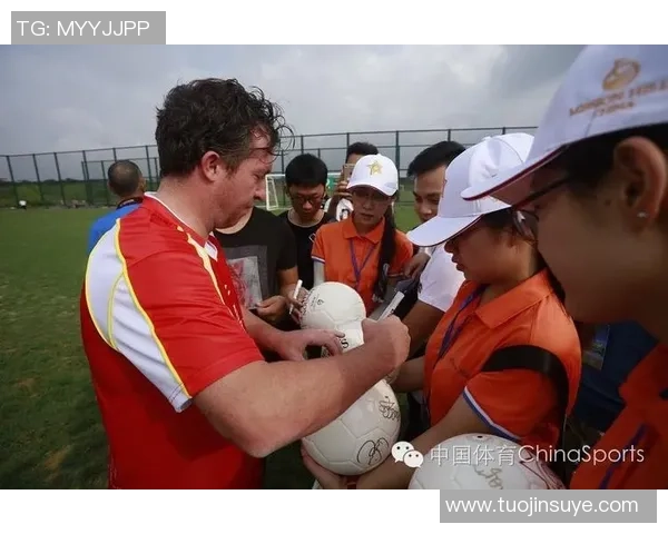 小伙模仿足球球星技巧高超引热议 成为街头足球新风尚标杆 小伙模仿足球球星技巧高超引热议 成为街头足球新风尚标杆