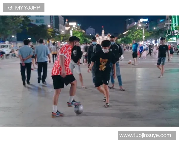 球星化身普通路人街头踢球引发惊人反响真实技能大比拼 球星化身普通路人街头踢球引发惊人反响真实技能大比拼