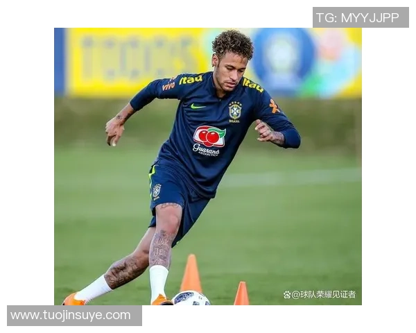 聚焦现役高个足球巨星场上优势与制胜关键解析 聚焦现役高个足球巨星场上优势与制胜关键解析