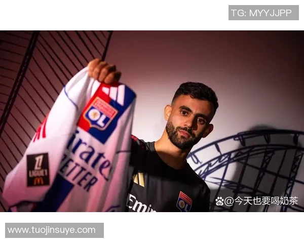 足球场上带布的球星是谁 揭秘球员背后深刻的意义与故事 足球场上带布的球星是谁 揭秘球员背后深刻的意义与故事