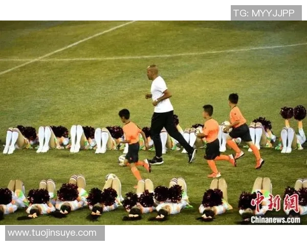 足球女球星联合亮相四人合影展示强大气场与实力魅力 足球女球星联合亮相四人合影展示强大气场与实力魅力