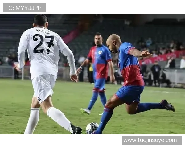 足球巨星访港引发热潮带动球迷激情促进体育与城市文化交流 足球巨星访港引发热潮带动球迷激情促进体育与城市文化交流