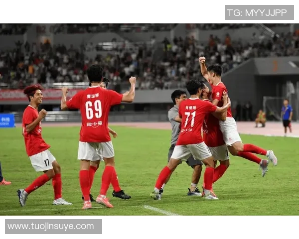 钢齿足球球星奋勇拼搏展现力量激情点燃绿茵赛场梦想 钢齿足球球星奋勇拼搏展现力量激情点燃绿茵赛场梦想